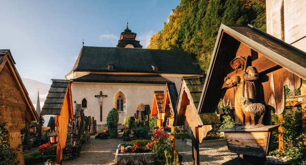 十字架とハルシュタットの記念碑と教会の近くの小さな美しい墓所の全景 — ストック写真