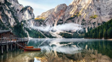 Braies Gölü'nün panoramik manzaralı hut ve tekne Dolomites dağlarda ve Seekofel sabah, Sudtirol, İtalya