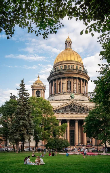 Αγία Πετρούπολη Ρωσία Αυγούστου 2018 Ανθρώπους Χαλαρώσουν Στον Κήπο Του — Φωτογραφία Αρχείου