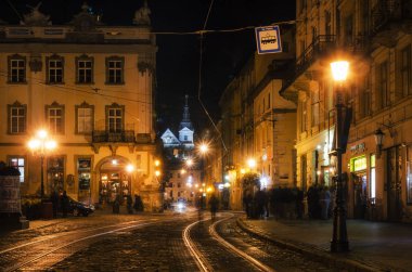Lviv, Ukrayna - 22 Eylül 2016: Old Town ışıklı Sokağı gece, Lviv, Ukrayna'nın doğal görünümü.