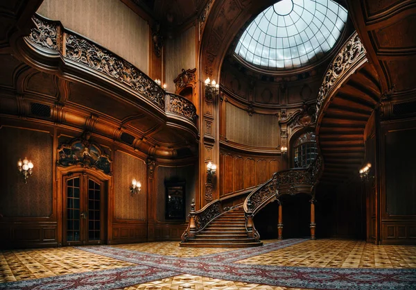 Lviv, Ukrayna - 23 Eylül, 2016: bilim adamları evi. Muhteşem konağın büyük salonunda süslü büyük Ahşap merdiven ile iç. Eski bir ulusal casino.