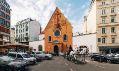 Vienna, Avusturya - 1 Ekim, 2017: atlı arabası Neuer Markt kare üzerinde Imperial Crypt evler Capuchin Kilisesi karşı