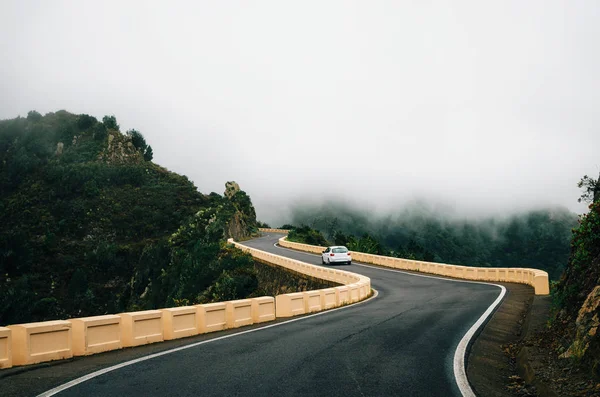 Auto Bochtige Weg Nevel Ten Noorden Van Tenerife Canarische Eilanden — Stockfoto