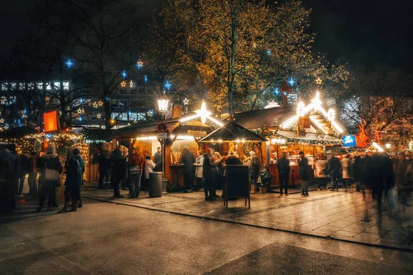 Traditionele Kerstmarkt Overvolle Night Met Verlichting Rindermarkt München Duitsland — Stockfoto