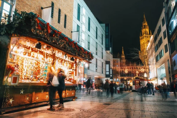 Rozmazané Přesunutý Lidí Prodejní Stánek Vánočním Trhu Náměstí Marienplatz Proti — Stock fotografie