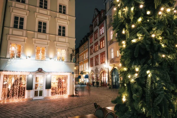 Rozmazané Přesunutý Lidí Osvětlené Ulici Platzl Náměstí Noci Vánoční Strom — Stock fotografie