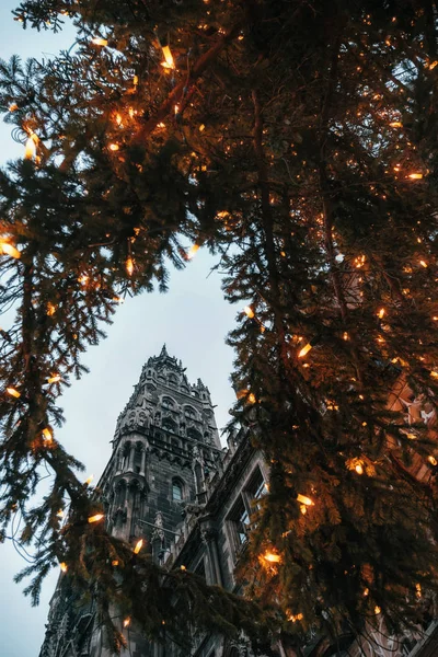 Pohled Rathaus Nová Radnice Prostřednictvím Vánoční Strom Světly Marienplatz Mnichově — Stock fotografie