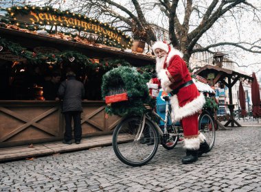 Münih, Bavyera, Almanya - 6 Aralık 2017: Noel Baba Noel Pazar Rindermarkt Münih'te üzerinde hediyeler ile dekore edilmiş bir bisiklet sürücüleri.