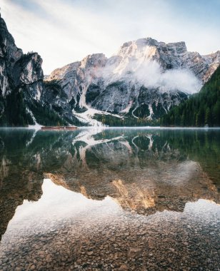 Braies göl manzaralı Dolomites dağlarda yansıma sabah, Pragser Wildsee, South Tyrol, İtalya