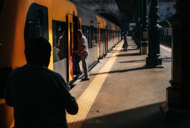 Yaz günü, Portekiz trainstation tren insanlar girmek