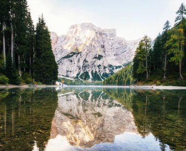 Braies göl manzaralı Dolomites dağlarda yansıma sabah, Pragser Wildsee, South Tyrol, İtalya
