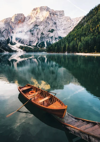 Tekneler ve kayma yapımında Braies Gölü'arka planda kristal su ile Seekofel dağ Dolomites içinde sabah, İtalya Pragser Wildsee