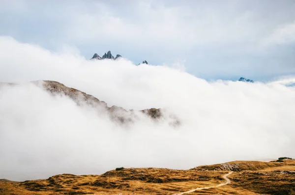 Montagne Nebbiose Nel Parco Nazionale Delle Tre Cime Lavaredo Mattino — Foto Stock