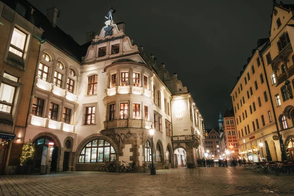 Mnichov Bavorsko Německo Prosince 2017 Osvětlené Hofbrauhaus Kola Rozmazané Lidi — Stock fotografie