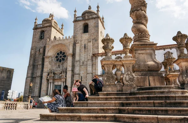 葡萄牙波尔图 2018年9月27日 一群游客在波尔图皮洛里的楼梯上看地图 对阵葡萄牙的 大教堂 — 图库照片