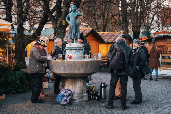 Μόναχο Γερμανία Δεκεμβρίου 2017 Τοπικοί Άνθρωποι Απολαμβάνει Μπύρα Ποτά Και — Φωτογραφία Αρχείου