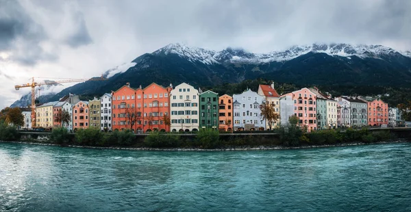 Panoramik Manzaralı Renkli Evler Inn Nehir Ünlü Avusturyalı Karlı Dağlar — Stok fotoğraf