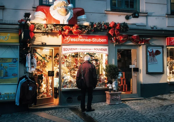 Munich Bavière Allemagne Décembre 2017 Aîné Solitaire Regarde Une Vitrine — Photo