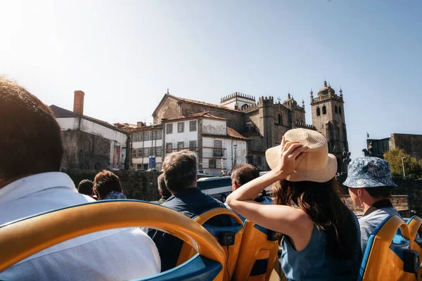 Porto, Portekiz. Turist otobüsü Hop hop off içinde gezi açık üstte kenti keşfetmek. Arka planda katedral Seu