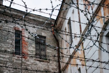 Eski harap çökmüş surlarının dikenli tele Sovyet hapishaneye. Eski Sovyet hapishane Patarei, Rus kale savunma kışla ve Müzesi Tallinn, Estonya