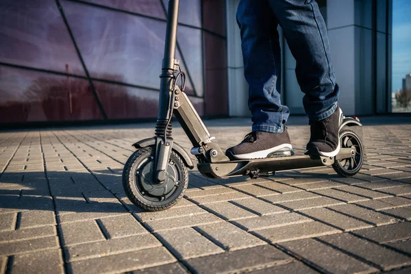 Közelkép Lábak Ember Elektromos Robogó Szabadban — Stock Fotó