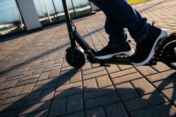 Vista Cerca Las Piernas Del Hombre Scooter Eléctrico Aire Libre —  Fotos de Stock