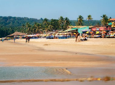 Baga, Goa, Hindistan - 5 Aralık 2014 Crowded Baga plaj restoran ile klübeler Kuzey Goa