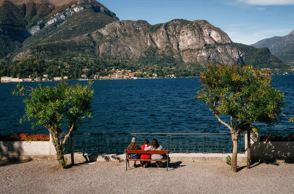 Femmes Assoient Sur Banc Admirent Lac Côme Avec Cadenabbia Ville — Photo