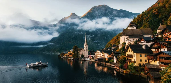 Petit Ferry Électrique Arrive Jetée Ville Hallstatt Reflétant Dans Lac — Photo