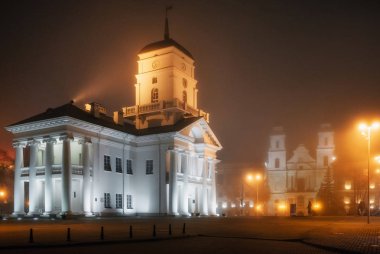 Belediye Binası ve gece, Beyaz Rusya Minsk siste kutsal adı Mary Katedrali görünümü
