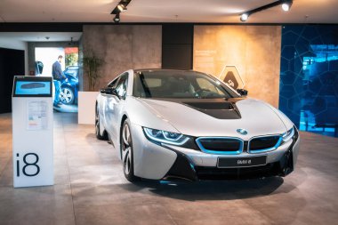 München, Almanya - 7 Aralık 2017: Bmw i8 elektrikli spor otomobil Bmw Welt dünyada açık görünümü
