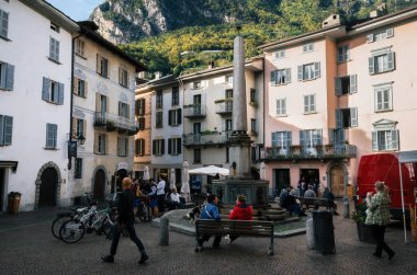 Chiavenna, İtalya - 7 Ekim, 2017: şehir sokaklarında Piazza Rodolfo Pestalozzi yerli halk ve turistler, Sondrio, Lombardiya, İtalya ile kare