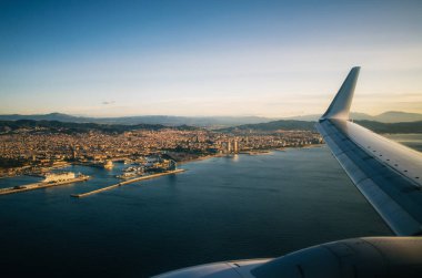 Uçak kanadı üzerinde gündoğumu, İspanya, Barcelona şehir üzerinde sky.