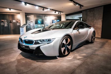 München, Almanya - 7 Aralık 2017: Bmw i8 elektrikli spor otomobil Bmw Welt dünyada açık görünümü