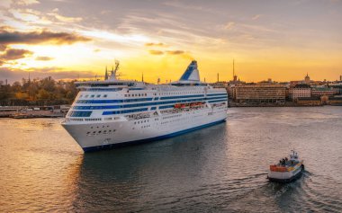 Yolcu feribotu ve römorkör batımında, Finlandiya Helsinki city Güney Harbour karşı yelken
