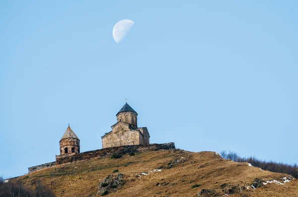 Cáucaso Montanhas Antiga Gergeti Trindade Igreja Tsminda Sameba Contra Céu — Fotografia de Stock