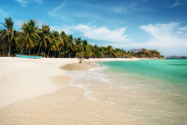 Vit sandstrand. malcapuya island, Filippinerna. — Stockfoto