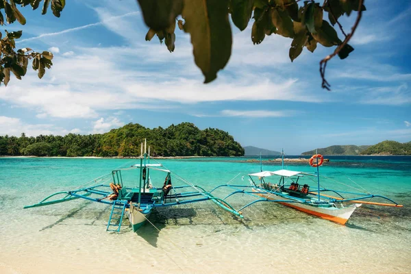 Bangka småbåtar på stranden, Port Barton, Filippinerna — Stockfoto