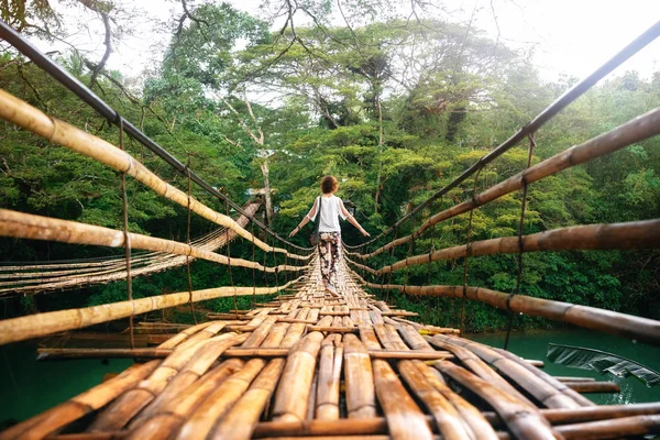 Genç kadın bambu Köprüsü'nde Bohol, Filipinler