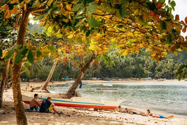 Люди розслабитися на тропічні пляжі порт Бартон — стокове фото