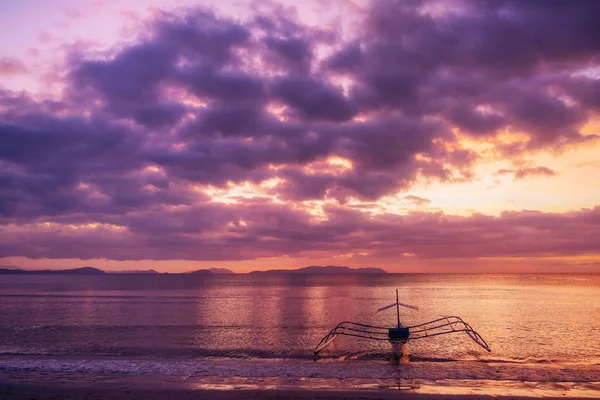 Traditionele Filippijnse boot in El Nido bij zonsondergang lichten, Filippijnen — Stockfoto