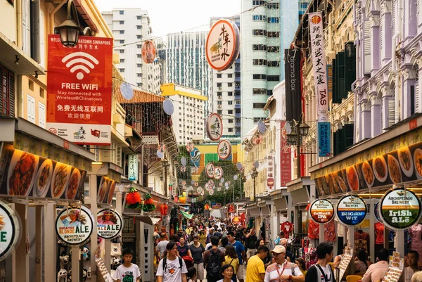 Trånga gatan med gatumat i Chinatown i Singapore — Stockfoto