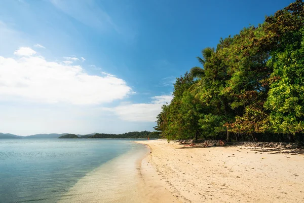 Vild strand med turkosa vatten på Cagsalay ön — Stockfoto