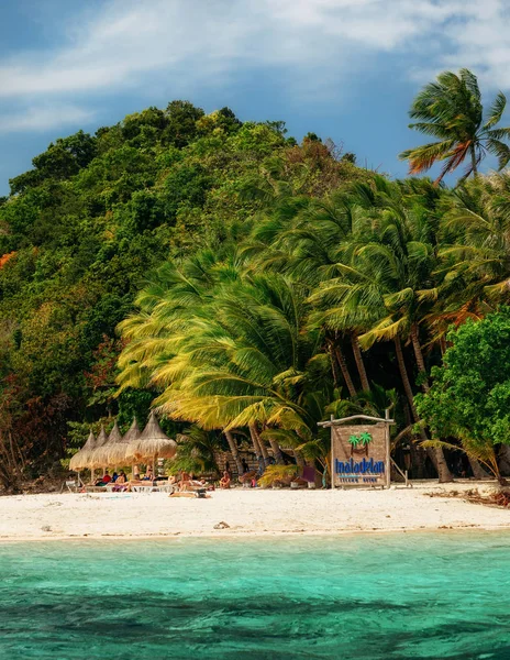 Härlig strand med turkost vatten och gröna palmer på en tropisk ö — Stockfoto