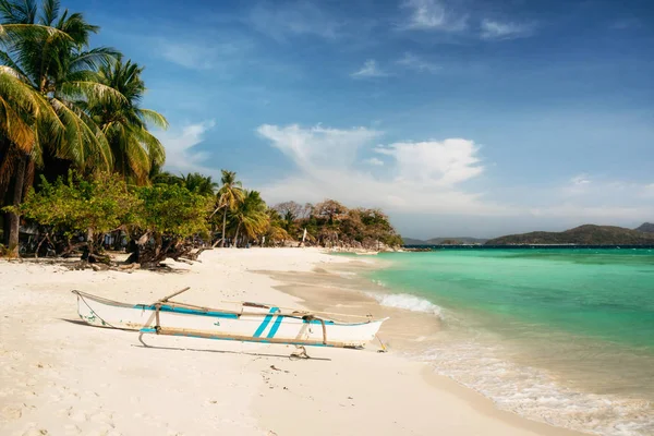 Vit sandstrand. Bulog Island, Filippinerna. — Stockfoto