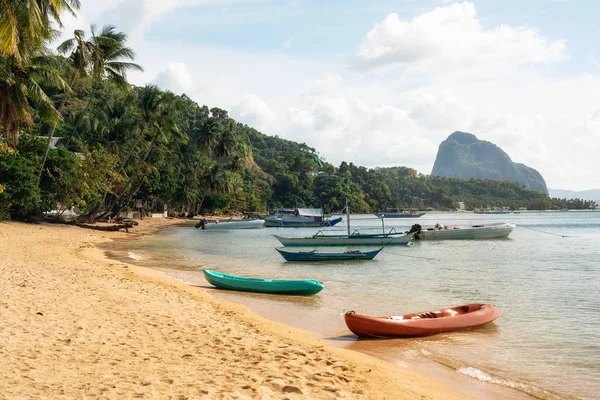 Corong Corong praia com barcos tradicionais, El Nido, Palawan ilha, Filipinas — Fotografia de Stock