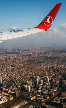 İstanbul üzerinde gökyüzünde uçak kanadı.