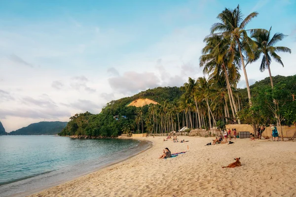 Snset na praia de Las Cabanas em El Nido, Filipinas — Fotografia de Stock