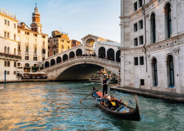 Gondol Rialto Köprüsü karşı Grand Canal üzerinde yüzer, Venedik, İtalya