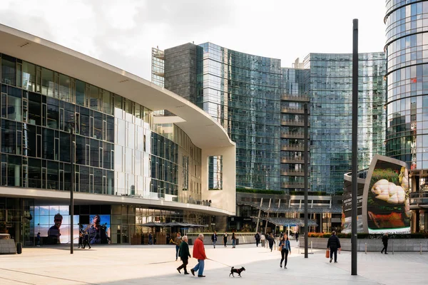 GAE AULENTI Square in het moderne zakendistrict, Milaan — Stockfoto